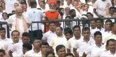 🧘♂️🇮🇳 प्रधानमंत्री नरेंद्र मोदी का योग के प्रति समर्पण एक बार फिर देखने को मिला।
कोलकाता में आयोजित 12वें अंतरराष्ट्रीय योग दिवस कार्यक्रम के दौरान पीएम मोदी ने न केवल स्वयं योग किया, बल्कि योग कर रहे लोगों की मुद्राओं पर भी बारीकी से नजर रखी। 👀
बताया जा रहा है कि उन्होंने कई प्रतिभागियों की योग मुद्रा को देखा और सही पोस्चर अपनाने के लिए मार्गदर्शन भी दिया। 🙏
यह दृश्य दिखाता है कि योग केवल एक आयोजन नहीं, बल्कि सही तकनीक, अनुशासन और जागरूकता का अभ्यास है। पीएम मोदी की यह पहल कार्यक्रम में मौजूद लोगों के लिए विशेष प्रेरणा का कारण बनी।
🕉️ योग सिर्फ व्यायाम नहीं, बल्कि स्वस्थ और संतुलित जीवन की ओर एक कदम है।
#YogaDay #InternationalYogaDay #PMModi #Yoga #Kolkata #YogaForOneEarthOneHealth #India #HealthyLifestyle #Fitness #Wellness #YogaWithPM #TrendingNews