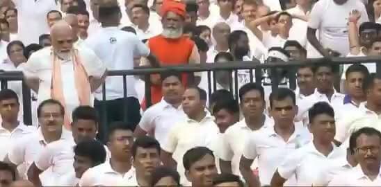 🧘♂️🇮🇳 प्रधानमंत्री नरेंद्र मोदी का योग के प्रति समर्पण एक बार फिर देखने को मिला।
कोलकाता में आयोजित 12वें अंतरराष्ट्रीय योग दिवस कार्यक्रम के दौरान पीएम मोदी ने न केवल स्वयं योग किया, बल्कि योग कर रहे लोगों की मुद्राओं पर भी बारीकी से नजर रखी। 👀
बताया जा रहा है कि उन्होंने कई प्रतिभागियों की योग मुद्रा को देखा और सही पोस्चर अपनाने के लिए मार्गदर्शन भी दिया। 🙏
यह दृश्य दिखाता है कि योग केवल एक आयोजन नहीं, बल्कि सही तकनीक, अनुशासन और जागरूकता का अभ्यास है। पीएम मोदी की यह पहल कार्यक्रम में मौजूद लोगों के लिए विशेष प्रेरणा का कारण बनी।
🕉️ योग सिर्फ व्यायाम नहीं, बल्कि स्वस्थ और संतुलित जीवन की ओर एक कदम है।
#YogaDay #InternationalYogaDay #PMModi #Yoga #Kolkata #YogaForOneEarthOneHealth #India #HealthyLifestyle #Fitness #Wellness #YogaWithPM #TrendingNews