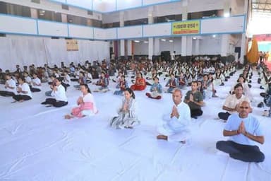 अंतर्राष्ट्रीय योग दिवस पर लायन डेन नीमच में सामूहिक योगाभ्यास संपन्न
🔸🔸🔸🔸🔸🔸🔸🔸🔸🔸🔸🔸🔸🔸🔸
सभी नागरिक- योग को जीवन का हिस्सा बनाएं- श्री गुर्जर
🔸🔸🔸🔸🔸🔸🔸🔸🔸🔸🔸🔸🔸🔸🔸
#अंतर्राष्ट्रीय_योग_दिवस के अवसर पर 21 जून को लायन डेन नीमच में सामूहिक योग कार्यक्रम आयोजित किया गया। कार्यक्रम में राज्यसभा सांसद श्री बंशीलाल गुर्जर मुख्य अतिथि के रूप में उपस्थित थे।
इस मौके पर विधायक नीमच श्री दिलीप सिंह परिहार, जिला पंचायत अध्यक्ष श्री सज्जन सिंह चौहान, कलेक्टर श्री हिमांशु चंद्रा, एसपी श्री राजेश व्यास, नीमच नपा अध्यक्ष श्रीमती स्वाति चोपड़ा, जिला पंचायत सीईओ श्री अमन वैष्णव, एडीएम श्री बी.एस. कलेश सहित अन्य जनप्रतिनिधि, अधिकारी-कर्मचारी, विभिन्न योग संस्थाओं के प्रतिनिधि एवं विद्यार्थियों ने सामूहिक रूप से योगाभ्यास किया।
इस अवसर पर प्रधानमंत्री श्री नरेन्द्र मोदी जी के मुख्य आतिथ्य में कोलकाता से आयोजित योग दिवस कार्यक्रम का सीधा प्रसारण किया गया। उपस्थितजनों ने प्रधानमंत्री जी के उद्बोधन को लाइव देखा व सुना। कार्यक्रम में बड़ी संख्या में उपस्थितजनों ने योग की विभिन्न क्रियाओं और आसनों को अतिथियों के साथ दोहराया और योग व प्राणायाम किया।
कार्यक्रम को संबोधित करते हुए मुख्य अतिथि राज्य सभा सांसद श्री बंशीलाल गुर्जर ने उपस्थितजनों को अंतर्राष्ट्रीय योग दिवस की शुभकामनाएं दीं और सभी से योग को जीवन में अपनाने का आह्वान किया।
कार्यक्रम का संचालन श्री अरुण सोलंकी ने किया तथा अंत में जिला शिक्षा अधिकारी श्री सुजानमल मगरिया ने आभार व्यक्त किया।
कार्यक्रम के अतिथियों के साथ ही जनप्रतिनिधिगण पार्षदगण,योग संस्थाओं, संगठनों समाज सेवी संस्थाओं के पदाधिकारी अधिकारी-कर्मचारी एवं विभिन्न विद्यालयों के छात्र-छात्राए एवं योग प्रेमी उपस्थित थे ।
#Neemuch
Mera Neemuch
#InternationalYogaDay
#YogaForOneEarthOneHealth
CM Madhya Pradesh
Jansampark Madhya Pradesh
Department of Ayush, Madhya Pradesh