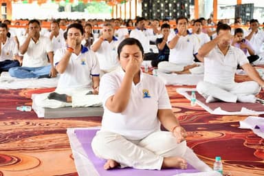जिलाधिकारी खीरी व वरिष्ठ पुलिस अधीक्षक खीरी द्वारा 12वें अंतर्राष्ट्रीय योग दिवस के अवसर पर नवीन मण्डी स्थल राजापुर व रिर्जव पुलिस लाईन लखीमपुर खीरी में सामूहिक योगाभ्यास कार्यक्रम में सक्रिय रुप से भाग लिया गया । #UPPolice #KheriPolice https://t.co/QjDk4Z1Y5A
