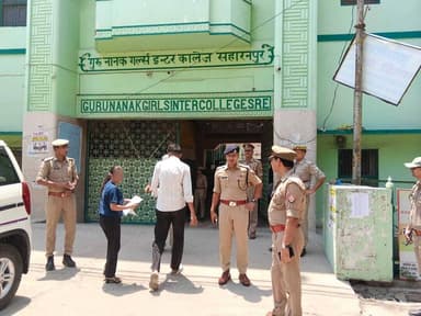 #Saharanpurpolice
#SecureExamEnvironment
#NEETReExam2026
➡️आज दिनांक 21.06.2026 को जनपद सहारनपुर के थाना कुतुबशेर क्षेत्रान्तर्गत संचालित नीट (री) परीक्षा केंद्रों का श्रीमान पुलिस अधीक्षक ग्रामीण, सहारनपुर द्वारा निरीक्षण किया गया।*
➡️इस दौरान गुरु नानक गर्ल्स इंटर कॉलेज, गांधी पार्क एवं गुरु नानक इंटर कॉलेज, अंबाला रोड में चल रही परीक्षा की सुरक्षा व्यवस्था, अभ्यर्थियों की सुविधाओं तथा परीक्षा केंद्रों पर की गई व्यवस्थाओं का गहन निरीक्षण एवं चेकिंग की गई।
✅परीक्षा को निष्पक्ष, पारदर्शी एवं सकुशल संपन्न कराने हेतु पुलिस अधीक्षक ग्रामीण,सहारनपुर द्वारा ड्यूटी पर तैनात पुलिस बल को आवश्यक दिशा-निर्देश दिए गए।
@Uppolice
@adgzonemeerut
@digsaharanpur