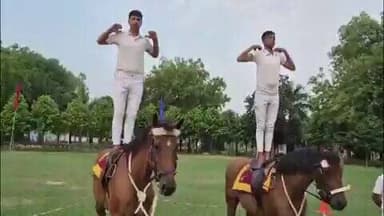 मेरठ: घोड़ों पर बैठकर जवानों ने किया 'अश्व-योगा', वीडियो वायरल
मेरठ। पूरे देश में योग दिवस पर जहां लोग जमीन पर योग कर रहे थे, वहीं मेरठ पुलिस के जवानों ने अलग अंदाज दिखाया। जवानों ने घोड़ों पर बैठकर और खड़े होकर योगासन किए।इस दौरान घोड़ों का संतुलन और धैर्य भी देखने लायक रहा। https://t.co/nGCabkKyg1