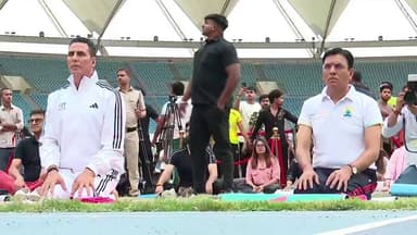 🧘♂️ योग से निरोग का संदेश
दिल्ली में अंतरराष्ट्रीय योग दिवस के अवसर पर केंद्रीय मंत्री मनसुख मंडाविया और अभिनेता अक्षय कुमार ने योग कार्यक्रम में हिस्सा लिया।
स्वस्थ शरीर, शांत मन और बेहतर जीवन के लिए योग अपनाने का संदेश दिया गया।
#InternationalYogaDay #YogaDay #SuryaNamaskar https://t.co/E04825HCud