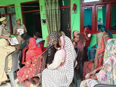 #SPSambhal @Krishan_IPS के निर्देशन में मिशन शक्ति टीम थाना कुढ़फतेहगढ़ द्वारा थाना क्षेत्रांतर्गत ग्राम कुढ़फतेहगढ़ में बालिकाओं/महिलाओं को #MissionShakti5 अभियान के अंतर्गत नारी सुरक्षा सशक्तिकरण व #CyberAwareness हेतु जागरूक किया। #नारी_सुरक्षा_सम्मान_स्वावलंबन https://t.co/cb5his2QEs