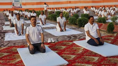 12वें अन्तर्राष्ट्रीय योग दिवस के अवसर पर रिक्रूट सेन्टर बहजोई में भव्य योग शिविर का आयोजन किया गया। इस अवसर पर @Comm_Moradabad श्री आंजनेय कुमार सिंह, #SPSambhal @Krishan_IPS द्वारा योगाभ्यास कर अधिकारी/कर्मचारीगण को नियमित योगाभ्यास कर स्वस्थ रहने का दिया संदेश। 1/2.
#UPPolice https://t.co/bfgw3i7Lm6
