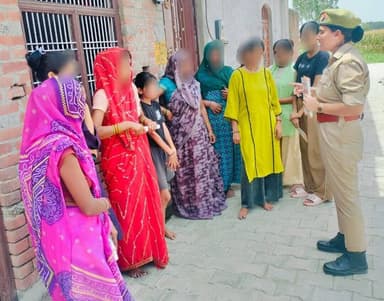 #SP_KSJ के निर्देशन में जनपदीय मिशन शक्ति टीमों द्वारा अपने - अपने थाना क्षेत्रों में भ्रमण कर बालिकाओं/महिलाओं को उनके अधिकारों, विभिन्न हेल्पलाइन नंबरों व कल्याणकारी योजनाओं के बारे में विस्तृत जानकारी देकर जागरूक किया गया ।
#MissionShakti https://t.co/IZWXUUEnyc