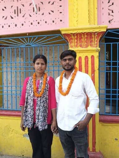 मेघा कुमारी (ग्राम – कतरौल बसंत) के मामले में कुछ तथ्य सामने आए हैं।जब बच्ची के लापता होने की सूचना मिली थी, तब उसके परिजन विधायक जी से मिलने गए थे। उस समय विधायक जी ने परिजनों से कहा था कि प्रशासन अपना कार्य कर रहा है, इसलिए दो दिन का समय दिया जाए और जांच पूरी होने दी जाए।
लेकिन कुछ लोगों द्वारा मामले को राजनीतिक रंग दिया गया। सोशल मीडिया और तथा कथित पत्रकार (मोबाइलधारी) के माध्यम से तरह-तरह की बातें फैलायी गईं तथा विधायक जी के खिलाफ भी अपशब्द कहे गए। कई घंटों तक सड़क जाम कर प्रशासनिक कार्य में बाधा उत्पन्न की गई। जबकि प्रशासन लगातार मामले की जांच में जुटा हुआ था।
इस बीच परिजनों द्वारा अपहरण की आशंका जताई गई, लेकिन अब जो तस्वीरें और जानकारी सामने आई हैं, उनसे यह स्पष्ट होता है कि मेघा कुमारी ने अपनी इच्छा से कोर्ट मैरिज की है। इससे अपहरण की आशंका को बल नहीं मिलता।
यह घटना हमें सिखाती है कि किसी भी मामले में जांच पूरी होने से पहले अफवाहों पर विश्वास नहीं करना चाहिए और न ही बिना तथ्य के किसी व्यक्ति या जनप्रतिनिधि पर आरोप लगाना चाहिए। प्रशासन को अपना कार्य करने का अवसर देना चाहिए ताकि सच्चाई सामने आ सके।
सत्य अंततः सामने आ ही जाता है, इसलिए संयम और जिम्मेदारी के साथ अपनी बात रखना हम सभी का कर्तव्य है।