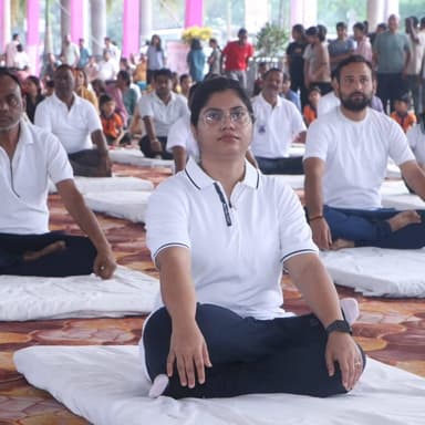 🧘♂️ 12वां अंतर्राष्ट्रीय योग दिवस 2026 🧘♀️
“योग फॉर हेल्दी एजिंग” थीम पर आयोजित जिलास्तरीय कार्यक्रम में जनप्रतिनिधियों, अधिकारियों, विद्यार्थियों एवं नागरिकों ने सामूहिक योगाभ्यास किया।
सांसद श्री चिंतामणि महाराज ने योग को अनुशासन व आत्मविश्वास का आधार बताया।
विधायक श्री भूलन सिंह मरावी ने योग को दैनिक दिनचर्या में अपनाने का संदेश दिया।
कलेक्टर श्रीमती रेना जमील ने कहा कि योग मानसिक शांति, सकारात्मक ऊर्जा और स्वस्थ जीवन का आधार है।
#InternationalYogaDay #YogaForHealthyAging #Surajpur #YogaDay2026 #CollectorRenaJameel ChintamaniMaharaj BhulanSinghMaravi DistrictAdministrationSurajpur