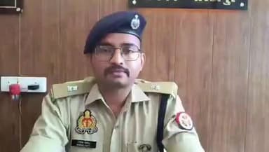 मात्र 9 माह की भांजी से सगे मामा ने किया दुष्कर्म
यूपी के गोरखपुर में एक नशेड़ी मामा हैवान बन गया। नशेड़ी मामा घर पर सो रही 9 माह की भांजी को घर से 500 मीटर दूर जंगल में ले गया और वहां उसके साथ हैवानियत की
इतना ही नहीं बच्ची को लहूलुहान अवस्था में जंगल मे ही छोड़कर दरिंदा मामा फरार हो गया
पुलिस ने आरोपी मामा को गिरफ्तार कर लिया है।
#viralpost #viralvideo #facebookpost #UttarPradesh