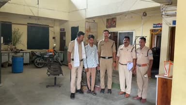 थाना महिदपुर जिला उज्जैन
1 – बालिका को भगाकर ले जाने और उसके साथ बलात्कार करने वाले आरोपी की सहायता करने वाले आरोपी को भोपाल से किया गिरफ्तार ,
2- उक्त आरोपी ने मुल आरोपी को रहने के लिये दिया था कमरा ,
3.आरोपी लखन उर्फ राजु को किया पेश न्यायालय , भेजा जैल ।
श्रीमान पुलिस अधीक्षक महोदय श्री प्रदीप शर्मा, श्रीमान अति.पुलिस अधीक्षक महोदय (ग्रामीण) जिला उज्जैन श्री करणदीप सिह ( भापुसे ) , श्रीमान एसडीओपी महोदय श्री ज़ेंडेन लिंगज़ेरपा (भापुसे) के मार्गदर्शन में थाना प्रभारी महिदपुर द्वारा टीम गठित कर दिनांक 18.06.2026 को पीडिता का अपहरण करने व उसके साथ बलात्कार करने वाले आरोपी कमल की सहायता करने वाले आरोपी लखन उर्फ राजु जो घटना दिनांक से 2 महीने से फरार था जिसे गिरफ्तार कर जेल भेजा ।
घटना का सक्षिप्त विवरणः-- दिनांक 17.04.2026 को आरोपी कमल पिता मांगु जाति चमार निवासी आक्याधागा का नाबालिग पीडिता को उसके घर से बहला फुसला कर भगा कर अपने सा�