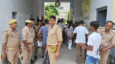 मऊ में नीट पेपर को लेकर नीट अभ्यर्थियों की चेकिंग करती पुलिस, बताई गई गाइडलाइन #khabareAbhiTak #MauNews Khabare Abhi Tak