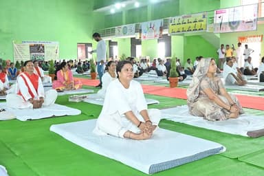 योग भारत की प्राचीन सांस्कृतिक धरोहर है, जिसने आज पूरे विश्व में अपनी अलग पहचान बनाई है। स्वस्थ, अनुशासित एवं जागरूक नागरिक ही विकसित भारत के निर्माण में महत्वपूर्ण भूमिका निभा सकते हैं।
- सांसद श्रीमती रूपकुमारी चौधरी ।
अंतर्राष्ट्रीय योग दिवस के अवसर पर जिलेवासियों ने इनडोर स्टेडियम में सामूहिक योगाभ्यास कर स्वस्थ जीवन, मानसिक संतुलन और सकारात्मक सोच का संदेश दिया।आइए, योग को अपनी दिनचर्या का हिस्सा बनाकर स्वस्थ एवं सुखद जीवन की ओर कदम बढ़ाएं।
#InternationalYogaDay #YogaForLife #HealthyLifestyle
#gariyaband
कलेक्टर श्री बीएस उईके
पुलिस अधीक्षक श्री वेदव्रत सिरमौर, उदंती सीतानदी टाइगर रिजर्व उप निर्देशक श्री वरुण जैन जी, जिला पंचायत सीईओ प्रखर चंद्राकर जी।