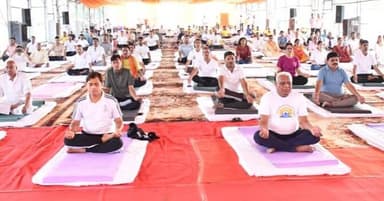 अंतर्राष्ट्रीय योग दिवस
विधायक श्री मोहले, एसएसपी, डीएफओ, जनप्रतिनिधियों ने किया सामूहिक योगाभ्यास।
जिला मुख्यालय स्थित कृषि उपज मंडी परिसर में हुआ कार्यक्रम का आयोजन।
विधायक ने योगाभ्यास भवन के लिए 10 लाख रुपए की घोषणा की।
#mungeli #chhattisgarh #internationalyogaday #yog