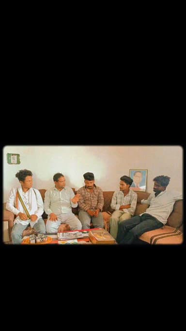 जनजाति युवाओं की एक ही मांग हर राजनीतिक दल रोटेशन नियम लागू करें और जनजाति क्षेत्र में 100% राजनीतिक आरक्षण जो कुछ ही लोग लाभ उठा रहे हैं वह अन्य लोगों को जगह दे और जो पार्टी रोटेशन प्रक्रिया अंतर्गत अधिक से अधिक लोगों को युवाओं को राजनीति में जगह देगी उस पार्टी में जनजाति क्षेत्र का युवा जाएगा समर्थन करेगा। और कोई भी दल अगर ऐसा नहीं करता है तो जनजाति क्षेत्र का युवा आने वाले समय में प्रवीण भाटी की विधानसभा क्षेत्र वाला नुस्खा अपना सकता है जनजाति क्षेत्र में - समाज सेवी दिनेश चंद्र अहारी
युवाओं के साथमें चर्चा की, रॉयल किसान संगठन का ओनर नरेश डोडियार यूथ जिला सचिव उम्मीदवार दशरथ आज हमारे निवास पर कुछ युवा साथियों के साथ में पधारे कुछ चर्चा हेतु
विस्तृत में चर्चा हुई,
आने वाले समय में संपूर्ण जनजाति क्षेत्र में रोटेशन पॉलिसी पर विस्तृत में चर्चा तेज की जाएगी ।
और जनजाति क्षेत्र में 100% राजनीतिक आरक्षण का अधिक से अधिक युवाओं को लाभ हो उस द�