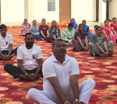 वल्लभनगर, 21 जून। अंतरराष्ट्रीय योग दिवस-2026 के अवसर पर वल्लभनगर में भव्य योग कार्यक्रम का आयोजन किया गया। इस वर्ष की थीम “योग फॉर हेल्दी एजिंग” के तहत आयोजित कार्यक्रम में जनप्रतिनिधियों, अधिकारियों, शिक्षकों, विद्यार्थियों एवं आम नागरिकों ने उत्साहपूर्वक भाग लिया।
कार्यक्रम में सामूहिक योगाभ्यास, प्राणायाम एवं ध्यान का आयोजन किया गया। वक्ताओं ने योग को स्वस्थ एवं संतुलित जीवन का आधार बताते हुए नियमित योग अपनाने का संदेश दिया।