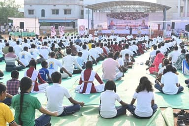 अंतर्राष्ट्रीय योग दिवस के अवसर पर जिले के विकासखंड मानपुर के इंद्रप्रस्थ स्टेडियम (मिनी स्टेडियम ) में आयोजित जिला स्तरीय कार्यक्रम में विधायक अहिवारा एवं उपाध्यक्ष अनुसूचित जाति विकास प्राधिकरण श्री डोमन लाल कोर्सेवाड़ा मुख्य अतिथि के रूप में शामिल हुए।
- योग शिक्षक श्री अभिषेक श्रीवास्तव के मार्गदर्शन में सामूहिक योगाभ्यास कराया गया तथा बच्चों ने आकर्षक योग प्रदर्शन किया।
- कार्यक्रम में जिला पंचायत अध्यक्ष श्रीमती नम्रता सिंह,कलेक्टर श्रीमती तुलिका प्रजापति , एसएसपी श्री यशपाल सिंह , सीईओ जिला पंचायत श्रीमती भारती चंद्राकर, जनप्रतिनिधि एवं अधिकारी -कर्मचारी व बड़ी संख्या में जिले के नागरिक उपस्थित रहे।
#योगदिवस2025 #YogaForHealth #YogaDay2026 #chhattishgarh #mmacdistrict_cg
@chhattisgarhcmo @dpr.chhattisgarh