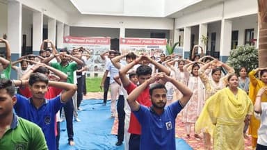 अंतरराष्ट्रीय योग दिवस पर नेशनल पब्लिक स्कूल में हुआ भव्य आयोजन
देवरिया। अंतरराष्ट्रीय योग दिवस के अवसर पर शहर स्थित नेशनल पब्लिक स्कूल, सोन्दा में शनिवार को योग कार्यक्रम का आयोजन किया गया। कार्यक्रम का शुभारंभ विद्यालय की प्रधानाचार्या श्रीमती मृदुला सिंह ने दीप प्रज्वलित कर किया।
इस अवसर पर विद्यालय के प्रशिक्षित योग शिक्षक विक्रम झा ने विद्यार्थियों, शिक्षकों एवं कर्मचारियों को विभिन्न योगासन एवं प्राणायाम का अभ्यास कराया। प्रतिभागियों ने ताड़ासन, वृक्षासन, भुजंगासन, वज्रासन, त्रिकोणासन, पद्मासन तथा सूर्य नमस्कार सहित कई योगासनों का अभ्यास किया। साथ ही अनुलोम-विलोम, कपालभाति और भ्रामरी प्राणायाम का भी अभ्यास कराया गया। ध्यान (मेडिटेशन) के माध्यम से मानसिक शांति एवं एकाग्रता बढ़ाने के उपाय भी बताए गए।
प्रधानाचार्या श्रीमती मृदुला सिंह ने विद्यार्थियों को संबोधित करते हुए कहा कि योग केवल शारीरिक व्यायाम नहीं, बल्कि स्वस्थ एवं संतुलित जीवन जीने की वैज्ञानिक पद्धति है। योग शरीर, मन और आत्मा को एक सूत्र में जोड़कर संपूर्ण स्वास्थ्य प्रदान करता है। उन्होंने सभी से योग को दैनिक जीवन का हिस्सा बनाने का आह्वान किया।
विद्यालय के प्रबंध निदेशक संजय शंकर मिश्र ने बताया कि संयुक्त राष्ट्र महासभा ने 11 दिसंबर 2014 को 21 जून को अंतरराष्ट्रीय योग दिवस के रूप में मान्यता प्रदान की थी। भारत के प्रस्ताव को विश्व के अनेक देशों का समर्थन मिला, जिसके परिणामस्वरूप आज योग वैश्विक स्वास्थ्य आंदोलन का स्वरूप ग्रहण कर चुका है। उन्होंने सभी को प्रतिदिन कम से कम 30 मिनट योग करने तथा अपने परिवार और समाज को भी इसके लिए प्रेरित करने का संकल्प दिलाया।
कार्यक्रम का संचालन शिक्षिका प्रिया मिश्रा ने किया। इस अवसर पर विद्यालय के सभी शिक्षक-शिक्षिकाएं, छात्र-छात्राएं एवं शिक्षणेत्तर कर्मचारी उपस्थित रहे।