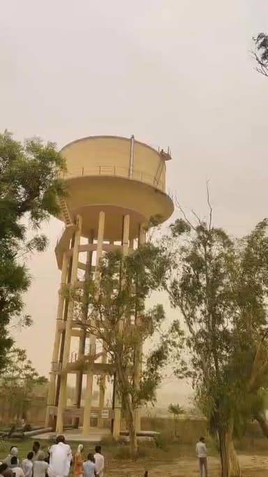 धीरवास गांव मे पाणी कि टंकी पर चढ़ा युवक