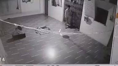 मंदिर की दानपेटी चुराने वाला चोर कैमरे में हुआ कैद, चोर का सीसीटीवी वीडियो आया सामने, रात के अंधेरे में मंदिर के अंदर टहलता नजर आ रहा चोर, पार्वती पुलिस चोर की तलाश में जुटी, गौरतलब है कि आष्टा के अलीपुर स्थित दुर्गा माता मंदिर की दानपेटी चुरा ले गया है यह चोर, दान पेटी में 8 से 10 हजार रुपए होने की सम्भावना
#आष्टा #ashta #viralvideo #Mandir #MataMandir Alipurchor अलीपुर