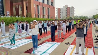 समस्तीपुर: 12वें अंतर्राष्ट्रीय योग दिवस के अवसर पर श्रीराम जानकी मेडिकल कॉलेज एवं अस्पताल परिसर में आयुष मंत्रालय, भारत सरकार एवं आई.एन.वी.ओ. के बैनर तले भव्य योग शिविर का आयोजन किया गया। कार्यक्रम में चिकित्सक, परिचारिका एवं नर्सिंग कर्मी, सफाई कर्मी, गृह व्यवस्था कर्मी, मीडिया प्रतिनिधि, ग्रामीण एवं बच्चों सहित सैकड़ों लोगों ने भाग लेकर योगाभ्यास किया।
#Samastipur #InternationalYogaDay #YogaDay2026 #SriramJanakiMedicalCollege #YogaForHealth #AyushMinistry