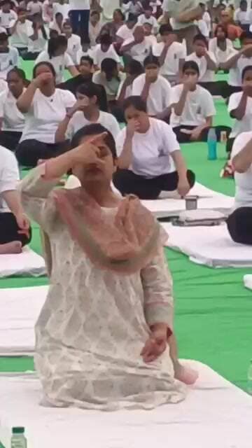 विश्व योग दिवस पर उपायुक्त नेहा सिंह ने किया योग @dainikjagruk