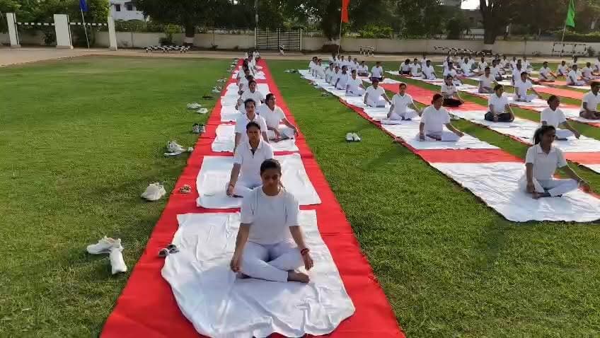 अंतर्राष्ट्रीय योग दिवस पर फतेहपुर पुलिस का सामूहिक योगाभ्यास
पुलिस लाइन से लेकर थाना परिसरों तक गूंजा योग का संदेश
एसपी अभिमन्यु मांगलिक के निर्देशन में स्वस्थ जीवनशैली का संकल्प
✒️रिपोर्ट अजय श्रीवास्तव
फतेहपुर। 12वें अंतर्राष्ट्रीय योग दिवस के अवसर पर जनपद फतेहपुर में पुलिस विभाग द्वारा व्यापक स्तर पर योगाभ्यास कार्यक्रमों का आयोजन किया गया। पुलिस अधीक्षक अभिमन्यु मांगलिक के निर्देशन में पुलिस लाइन फतेहपुर सहित जिले के सभी थाना परिसरों में अधिकारियों एवं कर्मचारियों ने योगाभ्यास कर स्वास्थ्य, अनुशासन और सकारात्मक जीवनशैली का संदेश दिया। कार्यक्रम का उद्देश्य पुलिस बल के साथ-साथ आमजन को भी योग के महत्व के प्रति जागरूक करना रहा।
अंतर्राष्ट्रीय योग दिवस के अवसर पर रविवार को फतेहपुर पुलिस ने जिले भर में योग को जन-जन तक पहुंचाने के उद्देश्य से विशेष कार्यक्रम आयोजित किए। पुलिस लाइन फतेहपुर में आयोजित मुख्य कार्यक्रम में पुलिस अधीक्षक अभिमन्यु मांगलिक के निर्देशन में क्षेत्राधिकारीगण, पुलिस अधिकारी एवं कर्मचारी बड़ी संख्या में शामिल हुए।
कार्यक्रम के दौरान विभिन्न योगासनों एवं प्राणायाम का अभ्यास कराया गया। योग प्रशिक्षकों द्वारा उपस्थित पुलिसकर्मियों को योग के शारीरिक, मानसिक एवं आध्यात्मिक लाभों की जानकारी दी गई। अधिकारियों ने कहा कि पुलिस का कार्य अत्यंत चुनौतीपूर्ण और तनावपूर्ण होता है, ऐसे में नियमित योग मानसिक संतुलन बनाए रखने और कार्यक्षमता बढ़ाने में महत्वपूर्ण भूमिका निभाता है।
इसी क्रम में जनपद के सभी थाना परिसरों में भी योगाभ्यास कार्यक्रम आयोजित किए गए, जहां पुलिस अधिकारियों और कर्मचारियों ने उत्साहपूर्वक भाग लिया। कार्यक्रम के दौरान स्वस्थ शरीर, सकारात्मक सोच और अनुशासित जीवनशैली अपनाने का संदेश दिया गया।
पुलिस विभाग ने योग को केवल एक दिवस तक सीमित न रखकर दैनिक जीवन का हिस्सा बनाने का आह्वान किया। अधिकारियों ने उपस्थित कर्मियों से नियमित योग करने तथा अपने परिवार और समाज को भी इसके प्रति प्रेरित करने की अपील की।
अंतर्राष्ट्रीय योग दिवस पर आयोजित यह कार्यक्रम स्वास्थ्य जागरूकता, मानसिक संतुलन और बेहतर कार्य संस्कृति की दिशा में एक सकारात्मक पहल के रूप में देखा जा रहा है।
फतेहपुर पुलिस द्वारा आयोजित योग दिवस कार्यक्रम ने यह संदेश दिया कि स्वस्थ शरीर और संतुलित मन किसी भी जिम्मेदारी के सफल निर्वहन की आधारशिला हैं। योग केवल व्यायाम नहीं बल्कि जीवन को बेहतर बनाने का माध्यम है, जिसे अपनाकर व्यक्ति शारीरिक और मानसिक रूप से अधिक सक्षम बन सकता है।
🟥 ND NEWS की जनहित अपील
ND NEWS | दैनिक निष्पक्ष धारा सभी नागरिकों से अपील करता है कि योग को केवल एक दिवस का आयोजन न मानकर अपनी दैनिक दिनचर्या का हिस्सा बनाएं। नियमित योग न केवल बीमारियों से बचाव करता है बल्कि मानसिक तनाव को कम कर जीवन में सकारात्मक ऊर्जा का संचार भी करता है।
जनहित में सुझाव
✅ प्रतिदिन कम से कम 20-30 मिनट योग करें।
✅ बच्चों और युवाओं को योग के प्रति प्रेरित करें।
✅ मोबाइल और डिजिटल तनाव से बचने के लिए ध्यान एवं प्राणायाम अपनाएं।
✅ स्वास्थ्य संबंधी समस्याओं में विशेषज्ञ की सलाह के साथ योग करें।
✅ सामुदायिक स्तर पर योग शिविरों का आयोजन बढ़ाया जाए।
✅ सरकारी विभाग और संस्थाएं स्वास्थ्य जागरूकता अभियानों को प्रोत्साहित करें।
"स्वस्थ नागरिक, सशक्त समाज और विकसित राष्ट्र का आधार है।"
👇👇
@dgpup
@RSSorg
@UPGovt
@wpl1090
@RSSgeet
@Uppolice
@MIB_India
@PMOIndia
@HMOIndia
@abmanglik
@VHPDigital
@igrangealld
@myogioffice
@InfoDeptUP
@dmfatehpur
@sdmsadarftp
@CMOfficeUP
@CMOUP_RC
@UPPRD1948
@ChiefSecyUP
@ChiefSecyUP
@MahantYogiG
@FatehpurSdm
@fatehpurpolice
@BajrangDalOrg
@112UttarPradesh
@myogiadityanath
@CommissionerPrg
@ADGZonPrayagraj
👇👇
#NDNews #दैनिकनिष्पक्षधारा #InternationalYogaDay #YogaDay2026 #FatehpurPolice #UPPolice #YogaForHealth #HealthyIndia #AbhimanyuMangalik #Fatehpur #PoliceLine #YogaAwareness #NDNewsChannel
---
🟥 ND NEWS | दैनिक निष्पक्ष धारा
मुख्य संपादक / संस्थापक: राजन सिंह हाड़ा
सह-संपादक: शालिनी सिंह भदौरिया
✒️ रिपोर्ट : सहयोगी शिवा गुप्ता के साथ जिला ब्यूरो अजय श्रीवास्तव
📍 कार्यालय-3: U158, हीरा स्वीट्स के पास, विकास मार्ग, लक्ष्मी नगर, पूर्वी दिल्ली, पिन कोड – 110092 (NCR)
📍 कार्यालय-2: विधानसभा रोड, बर्लिंगटन चौराहा, लखनऊ – 226001 (UP)
📍 कार्यालय-1: 1/1 अटल बिहारी चौराहा, नियर बर्मा चौराहा, फतेहपुर – 212601 (UP)
📅 दिनांक: 21 जून 2026
📆 दिन: रविवार
📧 Email: ndnewschannel@gmail.com
📞 मोबाइल: 9696119696