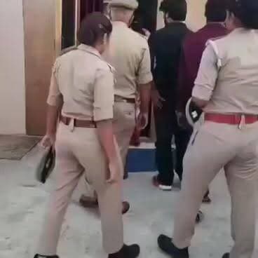 OYO होटल पर पुलिस छापेमारी का वीडियो वायरल, निजता के अधिकार को लेकर उठे गंभीर सवाल
बुलंदशहर में कार्रवाई के दौरान वीडियो रिकॉर्डिंग पर बहस, सोशल मीडिया पर छिड़ी चर्चा
कानून, निजता और पुलिस कार्रवाई के बीच संतुलन पर विशेषज्ञों की नजर
✒️रिपोर्ट स्टेट हेड रोशन लाल श्रीवास्तव
बुलंदशहर (उत्तर प्रदेश) जिले में एक OYO होटल पर पुलिस की छापेमारी का वीडियो सोशल मीडिया पर वायरल होने के बाद निजता के अधिकार और पुलिस कार्रवाई की वैधानिक सीमाओं को लेकर बहस तेज हो गई है। वायरल वीडियो में होटल में ठहरे लोगों की कथित रिकॉर्डिंग और उसकी सार्वजनिक चर्चा ने यह सवाल खड़ा किया है कि कानून व्यवस्था बनाए रखने की कार्रवाई और नागरिकों की निजी गरिमा एवं गोपनीयता के अधिकार के बीच संतुलन कैसे सुनिश्चित किया जाए। फिलहाल वायरल वीडियो को लेकर सोशल मीडिया पर विभिन्न प्रतिक्रियाएं सामने आ रही हैं।
उत्तर प्रदेश के बुलंदशहर में एक होटल पर हुई पुलिस कार्रवाई का वीडियो सोशल मीडिया पर तेजी से वायरल हो रहा है। वीडियो के सामने आने के बाद लोगों के बीच यह चर्चा शुरू हो गई है कि यदि कोई व्यक्ति वैध पहचान पत्र के साथ होटल में नियमानुसार कमरा लेकर ठहरा हुआ है, तो उसकी पहचान, तस्वीर या वीडियो को सार्वजनिक किए जाने की वैधानिक स्थिति क्या है।
सोशल मीडिया पर कई लोगों ने सवाल उठाया है कि पुलिस कार्रवाई के दौरान व्यक्तियों की रिकॉर्डिंग किस उद्देश्य से की जाती है और क्या ऐसी रिकॉर्डिंग को सार्वजनिक करना उचित है। वहीं कुछ लोगों का कहना है कि यदि किसी अवैध गतिविधि की जांच चल रही हो तो पुलिस को आवश्यक साक्ष्य जुटाने का अधिकार है, लेकिन आम नागरिकों की निजता की सुरक्षा भी उतनी ही महत्वपूर्ण है।
कानूनी विशेषज्ञों के अनुसार भारत में निजता का अधिकार संविधान के अनुच्छेद 21 के अंतर्गत जीवन और व्यक्तिगत स्वतंत्रता के अधिकार का हिस्सा माना गया है। ऐसे में किसी भी व्यक्ति की पहचान या निजी जानकारी को सार्वजनिक करने से पहले विधिक प्रक्रिया और संवेदनशीलता दोनों आवश्यक हैं।
हालांकि वायरल वीडियो के संबंध में संबंधित अधिकारियों की ओर से आधिकारिक रूप से क्या स्थिति है, इस पर स्पष्ट जानकारी सामने आना अभी बाकी है। प्रशासनिक स्तर पर यदि कोई शिकायत प्राप्त होती है तो उसकी जांच के बाद तथ्यों के आधार पर निर्णय लिया जा सकता है।
सोशल मीडिया पर चल रही चर्चाओं के बीच नागरिक अधिकारों, कानून व्यवस्था और गोपनीयता के अधिकार को लेकर एक बार फिर व्यापक बहस शुरू हो गई है। विशेषज्ञों का मानना है कि डिजिटल युग में किसी भी वीडियो के वायरल होने से पहले उसकी वैधानिकता और सामाजिक प्रभाव दोनों पर गंभीरता से विचार किया जाना चाहिए।
बुलंदशहर का यह मामला केवल एक वायरल वीडियो तक सीमित नहीं है, बल्कि यह नागरिकों के निजता के अधिकार, पुलिस कार्रवाई की पारदर्शिता और डिजिटल माध्यमों पर सामग्री के प्रसार जैसे महत्वपूर्ण प्रश्नों को भी सामने लाता है। ऐसे मामलों में तथ्यों की निष्पक्ष जांच और कानून के अनुरूप कार्रवाई ही नागरिकों के विश्वास को मजबूत कर सकती है।
🟥 ND NEWS की विशेष अपील
ND NEWS | दैनिक निष्पक्ष धारा नागरिकों, प्रशासन और कानून प्रवर्तन एजेंसियों से अपील करता है कि कानून व्यवस्था बनाए रखने के साथ-साथ प्रत्येक व्यक्ति की गरिमा और निजता का सम्मान सुनिश्चित किया जाए। किसी भी कार्रवाई के दौरान संवैधानिक अधिकारों और कानूनी प्रक्रियाओं का पालन लोकतांत्रिक व्यवस्था की मजबूती का आधार है।
जनहित में सुझाव
✅ होटल में ठहरते समय वैध पहचान पत्र अवश्य प्रस्तुत करें।
✅ किसी भी वायरल वीडियो को सत्यापन के बिना साझा न करें।
✅ निजता के अधिकार का सम्मान करें।
✅ कानून व्यवस्था से जुड़े मामलों में अफवाहों से बचें।
✅ यदि किसी नागरिक को अपने अधिकारों के उल्लंघन की आशंका हो तो संबंधित अधिकारियों से शिकायत करें।
👇👇
@PMOIndia
@HMOIndia
@myogiadityanath
@CMOfficeUP
@UPGovt
@Uppolice
@dgpup
@UPPViralCheck
@InfoDeptUP
@112UttarPradesh
@bulandshahrpol
👇👇
#NDNews #दैनिकनिष्पक्षधारा #Bulandshahr #OYOHotel #PrivacyRights #RightToPrivacy #UPPolice #HumanRights #SocialMedia #DigitalPrivacy #NDNewsChannel
👇👇
🟥 NDNEWS | दैनिक निष्पक्ष धारा
मुख्य संपादक/संस्थापक: राजन सिंह हाड़ा
सह-संपादक:शालिनी सिंह भदौरिया
📍 कार्यालय-3: U158,हीरा स्वीट्स के पास,विकास मार्ग,लक्ष्मी नगर,पूर्वी दिल्ली- 110092 (NCR)
📍 कार्यालय-2: विधानसभा रोड, बर्लिंगटन चौराहा, लखनऊ – 226001 (UP)
📍 कार्यालय-1: 1/1 अटल बिहारी चौराहा, नियर बर्मा चौराहा, फतेहपुर – 212601 (UP)
📅 दिनांक: 21 जून 2026
📆 दिन: रविवार
📧 Email: ndnewschannel@gmail.com
📞 मोबाइल: 9696119696