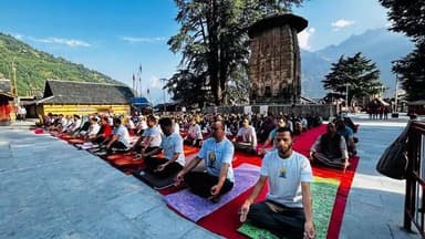 भरमौर में उत्साह के साथ मनाया गया 12वां अंतर्राष्ट्रीय योग दिवस
उपमंडल प्रशासन के सामूहिक योग कार्यक्रम में अधिकारियों, जनप्रतिनिधियों, विद्यार्थियों और स्थानीय नागरिकों ने बढ़-चढ़कर लिया भाग।
हिमाचल 84 टीवी ब्यूरो भरमौर
12वें अंतर्राष्ट्रीय योग दिवस के अवसर पर उपमंडल प्रशासन भरमौर द्वारा रविवार को सामूहिक योग कार्यक्रम का आयोजन किया गया। कार्यक्रम में विभिन्न विभागों के अधिकारियों एवं कर्मचारियों, जनप्रतिनिधियों, विद्यार्थियों तथा स्थानीय नागरिकों ने उत्साहपूर्वक भाग लिया।
योग विशेषज्ञों के मार्गदर्शन में प्रतिभागियों ने विभिन्न योगासन एवं प्राणायाम का अभ्यास किया। इस दौरान योग के महत्व पर प्रकाश डालते हुए इसे स्वस्थ, संतुलित और अनुशासित जीवन का आधार बताया गया।
कार्यक्रम में वक्ताओं ने कहा कि योग हमें स्वस्थ जीवनशैली अपनाने, मानसिक एवं शारीरिक संतुलन बनाए रखने तथा जीवन में सकारात्मक दिशा में आगे बढ़ने की प्रेरणा देता है। नियमित योगाभ्यास से शरीर सुदृढ़ होने के साथ-साथ आत्मविश्वास, एकाग्रता और कार्यक्षमता में भी वृद्धि होती है।
उपमंडल प्रशासन ने सभी नागरिकों से योग को अपने दैनिक जीवन का अभिन्न हिस्सा बनाने का आह्वान करते हुए कहा कि अंतर्राष्ट्रीय योग दिवस का उद्देश्य योग के प्रति जन-जागरूकता बढ़ाना और लोगों को स्वस्थ जीवनशैली अपनाने के लिए प्रेरित करना है।
प्रशासन ने कहा कि योग भारत की प्राचीन सांस्कृतिक विरासत है, जिसने विश्व स्तर पर स्वास्थ्य और कल्याण के क्षेत्र में अपनी विशिष्ट पहचान स्थापित की है। स्वस्थ, सशक्त और सकारात्मक समाज के निर्माण के लिए नियमित योगाभ्यास को अपनाना समय की आवश्यकता है।
कार्यक्रम के अंत में सभी प्रतिभागियों ने योग को दैनिक दिनचर्या का हिस्सा बनाने और समाज में स्वास्थ्य जागरूकता फैलाने का संकल्प लिया।