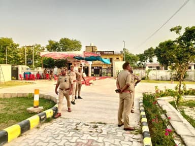 #NEETUG2026 परीक्षा को सकुशल एवं शांतिपूर्ण संपन्न कराने हेतु अपर पुलिस अधीक्षक श्री चंद्रकेश सिंह द्वारा पीएम श्री केंद्रीय विद्यालय, श्रावस्ती का निरीक्षण कर सुरक्षा एवं अन्य व्यवस्थाओं का जायजा लिया गया तथा आवश्यक दिशा-निर्देश प्रदान किए गए।
#uppolice https://t.co/PTLZ15Hz6i