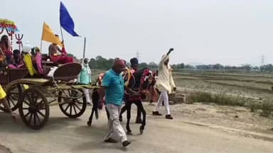 ढोल-बाजे व रथ पर सवार नन्हे राम-लक्ष्मण, अटल बिगहा में निकली भव्य कलश यात्रा
उमगा सूर्यकुंड से भरा गया जल
कड़ी धूप में मुखिया प्रतिनिधि ने बंटवाईं पानी की बोतलें, 21 से 27 जून तक चलेगा शतचंडी महायज्ञ
औरंगाबाद जिला के मदनपुर प्रखंड के ग्राम पंचायत बनिया के अटल बिगहा ग्राम में 21 से 27 जून तक आयोजित श्री श्री शतचंडी महायज्ञ सह दुर्गा जी प्राण प्रतिष्ठा को लेकर रविवार को 14 किमी की भव्य कलश यात्रा निकाली गई। वृंदावन से आए यज्ञाधीश श्री श्री 108 संत किशोरी दास महाराज के सानिध्य में निकली यात्रा में हजारों श्रद्धालु शामिल हुए।
*रथ पर राम दरबार, पीछे कलश लिए श्रद्धालु*
कलश यात्रा यज्ञ मंडप से शुरू हुई। आगे-आगे ढोल-बाजे के साथ सजा हुआ रथ चल रहा था, जिस पर यज्ञाधीश संत किशोरी दास महाराज विराजमान थे। रथ पर छोटे-छोटे बच्चे भगवान राम, माता सीता, लक्ष्मण और हनुमान जी की वेशभूषा में जीवंत झांकी के रूप में विराजमान थे, जो पूरे रास्ते आकर्षण का केंद्र बने रहे। पीछे सिर पर कलश लिए सैकड़ों महिलाएं व श्रद्धालु जयकारे लगाते चल रहे थे। यात्रा करमडीह मोड़, घटराइन हाई स्कूल, जीटी रोड, दर्जी बिगहा मोड़, उमगा मोड़ होते हुए देव-मदनपुर रोड से 7 किमी का सफर तय कर उमगा सूर्यकुंड तालाब पहुंची। वहां जलभरी के बाद श्रद्धालु पुनः 7 किमी पैदल चलकर गांव भ्रमण करते हुए यज्ञ मंडप पहुंचे। इस तरह कुल 14 किमी का सफर तय किया गया।
कड़ी धूप को देखते हुए मुखिया प्रतिनिधि डॉ. रामानंद रविदास ने पूरे 14 किमी रास्ते में श्रद्धालुओं के बीच पानी की बोतलें वितरित कराईं। रथ पर झांकी में शामिल नन्हे बच्चों का भी विशेष ख्याल रखा गया। सूर्यकुंड में हुआ पूजन-जलभरी उमगा सूर्यकुंड पहुंचने पर आचार्य छोटे लाल पांडे एवं आचार्य श्री श्री 108 अक्षय पाण्डेय जी महाराज ने मंत्रोच्चार के साथ गौरी-गणेश पूजन, वरुण देवता पूजन, जल मात्रिका, स्थल मात्रिका, सत्यसागर व समस्त तीर्थों का आवाहन कर खोड़सो पचार पूजन किया। पांच मुख्य श्रोता अशोक सिंह, संदीप पासवान, विजय साहू, जितेंद्र शर्मा व आशीष शर्मा के कलश में पहले जलभरी कराई गई, फिर सभी श्रद्धालुओं के कलश में जल भरा गया। यज्ञाधीश ने बताया कि सोमवार को पंचांग पूजन, मंडप प्रवेश, अरणी मंथन, वेदी पूजन होगा। मंगलवार को जलाधिवास, अन्नाधिवास, घृत स्नान, नगर भ्रमण, बुधवार-गुरुवार को वेदी पूजन व संजिया धीवास, शुक्रवार को प्राण प्रतिष्ठा तथा शनिवार को हवन-पूर्णाहुति के बाद भंडारा होगा।मुखिया प्रतिनिधि ने बताया कि 7 दिनों तक शाम में कथा वाचिका प्रज्ञा भारती द्वारा संगीतमय कथा होगी। साथ ही रामलीला का भी मंचन किया जाएगा। धर्म की जय हो, अधर्म का नाश हो, विश्व का कल्याण हो इसी संकल्प के साथ महायज्ञ हो रहा है।इस दौरान राजद के प्रखण्ड अध्यक्ष सरोज राम,राजू सिद्धि यादव,जसपाल यादव,रणविजय सिंह, अनिल पासवान, संजीव पासवान ,अवधेश यादव, निगरानीकर्ता रामनारायण पासवान, महेन्द्र राम, रामस्वरूप पासवान, सत्यनारायण पासवान, अमित पासवान, , मनोज पासवान, अशोक सिंह, अशोक शर्मा सहयोगी ,उमेश चौहान समेत अन्य शामिल रहे
#KalashYatra2026 #BiharYatra #RamDarbarJhanki #ShatChandi #AurangabadNews #MadanpurDiaries #SanatanSanskriti #Bhakti