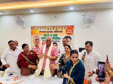 फरीदाबाद में केवल 25 से 30 प्रतिशत वोट की मैपिंग हो पाई, इसका मतलब 70 प्रतिशत वोट नकली : करण दलाल
👉युवाओं को राजनीति में आगे आने की जरूरत, देश बदलाव की और जा रहा है : लखन कुमार सिंगला
फरीदाबाद, 21 जून A2z न्यूज़ update, आप की आवाज़ फरीदाबाद में जो एसआईआर (मतदाता पुनरीक्षण अभियान) का काम चल रहा है, उसमें केवल 25 प्रतिशत वोट की ही मैपिंग हो पाई है। इसका मतलब है कि 75 प्रतिशत वोट नकली हैं। हरियाणा के पूर्व मंत्री एवं फरीदाबाद-पलवल की एसआईआर (मतदाता पुनरीक्षण अभियान) के कमेटी के प्रभारी करण सिंह दलाल रविवार को फरीदाबाद विधानसभा क्षेत्र में बीएलए-2 एसआईआर प्रशिक्षण शिविर में कार्यकर्ताओं को एसआईआर के तहत हो रही मैपिंग एवं वोट बनाने की प्रक्रिया के संबंध में जानकारी देने के लिए आए थे। बैठक की अध्यक्षता पूर्व प्रत्याशी लखन कुमार सिंगला ने की। प्रशिक्षण शिविर के बाद करण दलाल पत्रकारों से रूबरू हुए। इससे पूर्व लखन सिंगला एवं प्रदेश प्रवक्ता नितिन सिंगला ने पूर्व मंत्री करण दलाल का फूल मालाओं से स्वागत किया।
बीएलए-2 एसआईआर प्रशिक्षण शिविर में कार्यकर्ताओं को संबोधित करते हुए करण दलाल ने कहा कि भाजपा सरकार एसआईआर के नाम पर लोगों को गुमराह करने का काम कर रही है। फरीदाबाद व पलवल जिलों के काँग्रेस अध्यक्षों के अलावा पार्टी द्वारा बनाए गए बीएलए-2 को चुनाव आयोग द्वारा 2002 और 2024 की वोटर लिस्ट अभी तक नहीं उपलब्ध कराई हैं। एसआईआर मैंपिग का कार्य राजनितिक पार्टियों के बीएलए 2 व बीएलए 1 के सामने बैठकर की जानी चाहिए थी, जबकि यह कार्य भाजपा नेताओं एवं पार्षदों के घर पर बैठकर किया जा रहा है। इससे साफ जाहिर है कि एसआईआर को लेकर भाजपा सरकार की नीयत ठीक नहीं है। इसकी शिकायत काँग्रेस पार्टी ने चुनाव आयोग एवं जिला अधिकारी को दी है।
श्री दलाल ने कहा कि वोटिंग लिस्ट में बहुत से ऐसे नाम है, जो कई बार रीपीट किए गए हैं। फरीदाबाद विधानसभा क्षेत्र में ऐसे कई नामों का खुलासा हुआ है। भारतीय जनता पार्टी के 12 साल के विकास कार्यों को लेकर दलाल ने कहा कि भाजपा के लिए ये जरूर अमृतकाल रहा है, क्योंकि भाजपा के मंत्रियों ने हजारों करोड़ रुपए इकट्ठे कर लिए हैं। लेकिन, देश की जनता एवं अन्य राजनीतिक दलों के लिए तो यह कलयुग से भी बुरा काल है। उन्होंने कहा कि भाजपा के 12 साल में जो भी काम किए गए हैं, उनमें इतनी घटिया गुणवत्ता के मटेरीयल का इस्तेमाल किया गया है, कि वो सभी सड़कें टूटने लगी हैं। क्योंकि ये लोग कमीशन इतना खाते हैं कि सड़कों में माल कहाँ से लगेगा।
इस मौके पर प्रशिक्षण शिविर की अध्यक्षता कर रहे फरीदाबाद विधानसभा के पूर्व प्रत्याशी एवं प्रदेश चेयरमैन व्यापार मण्डल हरियाणा लखन कुमार सिंगला ने कहा कि लोकतंत्र की मजबूती मतदाता की भागीदारी पर निर्भर करती है और मतदान का अधिकार प्रत्येक नागरिक का सबसे महत्वपूर्ण संवैधानिक अधिकार है। यदि किसी पात्र मतदाता का नाम सूची से हट जाता है तो उसे दोबारा जुड़वाने की प्रक्रिया कई बार जटिल, समय लेने वाली और परेशान करने वाली साबित होती है। इसलिए काँग्रेस पार्टी द्वारा बीएलए 2 तैयार किये जा रहे है, ताकि पात्र मतदाताओं का नाम न कटे। उन्होंने कार्यकर्ताओं से आह्वान किया कि पूरी तरह सचेत रहें, भाजपा के लोग एसआईआर को लेकर सही कार्य नहीं कर रहे है, हमें उन पर नजर रखनी है। कांग्रेस पार्टी हमेशा लोकतांत्रिक मूल्यों और संविधान की रक्षा के लिए प्रतिबद्ध रही है। भाजपा कुचक्र एवं छल से सत्ता हासिल करने के लिए किसी भी स्तर पर जाती है, हमें उनके बुरे कर्मों को उजागर करना है। इस बार हम उनकी चाल को कामयाब नहीं होने देंगे। श्री सिंगला ने आए हुए सभी आए हुए साथियों का धन्यवाद जताया और उम्मीद जताई की सरकार द्वारा कारवाई जा रही इस एसआईआर प्रक्रिया को निष्पक्ष एवं प्रभावी बनाने में सहयोग देंगे।
इस मौके पर मुख्य रुप से प्रदेश प्रवक्ता नितिन सिंगला, महासचिव हरियाणा प्रदेश काँग्रेस सेवादल रचना भसीन, प्रदेश उप प्रधान हरियाणा प्रदेश सेवादल खुशबू खान, जिला प्रधान ओबीसी सेल सुभाष पांचाल, अध्यक्ष युवा काँग्रेस बँटी चौधरी, पार्षद पद उम्मीदवार अजय सक्सेना, सुंदर महोर, हरिलाल गुप्ता, भूषण, वरेन्द्र वशिष्ठ, बालकिशन वशिष्ठ, चंद्रपाल, महावीर बिश्नोई, रवींद्र बैसला, अजब सिंह नागर, सुरेन्द्र अग्रवाल, कपुरचंद अग्रवाल, अरविन्द गोयल, संतलाल रावत, चौधरी मौसा, चौधरी भोपाल, प्रमोद धनकड, भीम सिंह सेहरावत, ललित शर्मा, आदि विशेष रूप से मौजूद रहे।