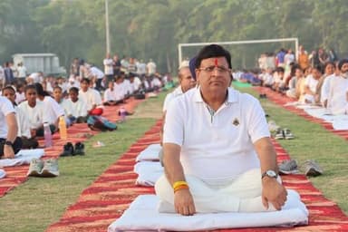 अंतरराष्ट्रीय योग दिवस पर अंबाला में भव्य योग शिविर, नागरिकों को किया सम्मानित
अंतरराष्ट्रीय योग दिवस पर अंबाला में भव्य योग शिविर का आयोजन
अंबाला, 21 जून। 12वें अंतरराष्ट्रीय योग दिवस के अवसर पर अंबाला के सेक्टर-10 खेल स्टेडियम में भव्य योग शिविर का आयोजन किया गया। कार्यक्रम में बड़ी संख्या में योग साधकों, गणमान्य अतिथियों, अधिकारियों एवं नागरिकों ने भाग लेकर योगाभ्यास किया और स्वस्थ जीवन का संदेश दिया।
इस अवसर पर उत्कृष्ट योगदान देने वाले नागरिकों को प्रशस्ति-पत्र प्रदान कर सम्मानित किया गया तथा उनके कार्यों की सराहना की गई। कार्यक्रम के दौरान वक्ताओं ने कहा कि योग केवल शारीरिक व्यायाम नहीं, बल्कि स्वस्थ, संतुलित और सकारात्मक जीवन जीने की एक संपूर्ण जीवनशैली है।
कार्यक्रम में कहा गया कि आदरणीय प्रधानमंत्री श्री नरेंद्र मोदी के दूरदर्शी नेतृत्व और निरंतर प्रयासों के परिणामस्वरूप योग को वैश्विक पहचान मिली है। आज योग विश्वभर में भारत की प्राचीन सांस्कृतिक धरोहर, स्वस्थ जीवनशैली और ‘वसुधैव कुटुम्बकम्’ के संदेश का सशक्त प्रतीक बनकर उभरा है।
योग शिविर में उपस्थित लोगों ने नियमित योग को अपनी दिनचर्या का हिस्सा बनाने का संकल्प लिया। आयोजकों ने कार्यक्रम में सहभागिता करने वाले सभी योग साधकों, अतिथियों, अधिकारियों एवं नागरिकों का आभार व्यक्त करते हुए कहा कि योग के माध्यम से स्वस्थ और समृद्ध समाज का निर्माण संभव है।
"करें योग, रहें निरोग" के संदेश के साथ कार्यक्रम का समापन हुआ।