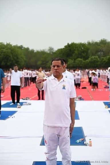 योग को जीवन का अभिन्न अंग बनाएं, स्वस्थ युवा ही राष्ट्र का भविष्य : डॉ. अर्चना गुप्ता
190 से अधिक देशों में मनाया जा रहा अंतर्राष्ट्रीय योग दिवस, भारत की संस्कृति का बढ़ा गौरव : राजेश नागर
9. योग दिवस समारोह में मुख्य अतिथि राजेश नागर और विशिष्ट अतिथि डॉ. अर्चना गुप्ता ने की सहभागिता
फरीदाबाद 21 जून Aonenews अरविन्द बक्शी
प्रधानमंत्री नरेंद्र मोदी के दृढ़ संकल्प एवं दूरदर्शी नेतृत्व के परिणामस्वरूप अंतर्राष्ट्रीय योग दिवस आज वैश्विक जनआंदोलन का रूप ले चुका है। इसी कड़ी में 12वें अंतर्राष्ट्रीय योग दिवस-2026 का आयोजन देश एवं विश्वभर में उत्साहपूर्वक और अभूतपूर्व स्तर पर किया जा रहा है। फरीदाबाद में आयोजित जिला स्तरीय योग दिवस समारोह में हरियाणा सरकार में खाद्य, नागरिक आपूर्ति, उपभोक्ता मामले, मुद्रण एवं लेखन सामग्री राज्यमंत्री राजेश नागर ने मुख्य अतिथि के रूप में शिरकत की, जबकि भारतीय जनता पार्टी हरियाणा की प्रदेशाध्यक्ष डॉ. अर्चना गुप्ता विशिष्ट अतिथि के रूप में उपस्थित रहीं। कार्यक्रम के शुभारंभ अवसर पर राज्यमंत्री राजेश नागर एवं प्रदेशाध्यक्ष डॉ. अर्चना गुप्ता ने पौधरोपण कर पर्यावरण संरक्षण एवं हरित जीवनशैली का संदेश दिया।
अंतर्राष्ट्रीय योग दिवस के अवसर पर आयोजित जिला स्तरीय समारोह को संबोधित करते हुए हरियाणा की प्रदेशाध्यक्ष डॉ. अर्चना गुप्ता ने कहा कि योग केवल एक व्यायाम पद्धति नहीं, बल्कि स्वस्थ, संतुलित एवं सफल जीवन जीने की भारतीय संस्कृति का अमूल्य उपहार है। उन्होंने उपस्थित विद्यार्थियों, युवाओं एवं नागरिकों का आह्वान करते हुए कहा कि आज भले ही अनेक विद्यार्थी विद्यालयों के माध्यम से योग कार्यक्रम में शामिल होने आए हों, लेकिन यदि वे योग के महत्व को समझकर इसे अपनी दिनचर्या का हिस्सा बना लें तो यह उनके जीवन में सकारात्मक परिवर्तन ला सकता है। उन्होंने कहा कि योग एवं प्राणायाम के माध्यम से शरीर की प्रत्येक कोशिका तक पर्याप्त ऑक्सीजन पहुंचती है, जिससे शरीर स्वस्थ एवं ऊर्जावान बना रहता है। कपालभाति, अनुलोम-विलोम सहित विभिन्न योग क्रियाएं फेफड़ों की क्षमता बढ़ाने के साथ-साथ शरीर की रोग प्रतिरोधक क्षमता को भी मजबूत करती हैं।
डॉ. अर्चना गुप्ता ने कहा कि वर्तमान समय में प्रतिस्पर्धा के बढ़ते दौर में विद्यार्थी मानसिक दबाव और तनाव का सामना कर रहे हैं। ऐसे में योग मानसिक संतुलन, आत्मविश्वास और मनोबल बढ़ाने का प्रभावी माध्यम है। नियमित योगाभ्यास व्यक्ति को तनाव, चिंता और विभिन्न प्रकार की चुनौतियों का सामना करने की शक्ति प्रदान करता है। उन्होंने कहा कि कोविड-19 जैसी वैश्विक महामारी के दौरान भी भारत ने अपनी मजबूत प्रतिरक्षा क्षमता और स्वस्थ जीवनशैली के बल पर दुनिया के अनेक देशों की तुलना में बेहतर स्थिति बनाए रखी। योग और भारतीय जीवन पद्धति ने इसमें महत्वपूर्ण भूमिका निभाई। उन्होंने कहा कि देश को शारीरिक, मानसिक एवं आध्यात्मिक रूप से सशक्त बनाने के लिए योग को जन-जन तक पहुंचाना आवश्यक है। योग व्यक्ति को केवल स्वस्थ ही नहीं बनाता, बल्कि उसे जीवन के हर क्षेत्र में सफलता प्राप्त करने की प्रेरणा भी देता है। उन्होंने उपस्थित विद्यार्थियों को देश का भविष्य बताते हुए कहा कि आज का युवा ही कल राष्ट्र निर्माण में महत्वपूर्ण भूमिका निभाएगा। इसलिए स्वस्थ एवं सक्षम युवा पीढ़ी के निर्माण के लिए योग को जीवन का अभिन्न अंग बनाना समय की आवश्यकता है। उन्होंने कहा कि प्रधानमंत्री नरेंद्र मोदी के प्रयासों से आज योग को वैश्विक पहचान मिली है तथा विश्व के 150 से अधिक देशों में लोग योग को अपना रहे हैं। उन्होंने सभी नागरिकों से प्रतिदिन योग करने का संकल्प लेने का आह्वान करते हुए उनके उज्ज्वल भविष्य, उत्तम स्वास्थ्य एवं सुखद जीवन की कामना की।
हरियाणा सरकार में खाद्य, नागरिक आपूर्ति, उपभोक्ता मामले, मुद्रण एवं लेखन सामग्री राज्यमंत्री राजेश नागर ने अंतर्राष्ट्रीय योग दिवस के अवसर पर आयोजित जिला स्तरीय समारोह को संबोधित करते हुए कहा कि योग भारत की प्राचीन संस्कृति और जीवन पद्धति का अभिन्न अंग है, जिसे आज विश्वभर में व्यापक स्वीकृति मिली है। उन्होंने कहा कि प्रधानमंत्री नरेंद्र मोदी के प्रयासों से योग को वैश्विक पहचान प्राप्त हुई और आज 190 से अधिक देश अंतर्राष्ट्रीय योग दिवस मना रहे हैं। उन्होंने अपने अनुभव साझा करते हुए कहा कि वर्ष 2016 में उन्हें न्यूयॉर्क के टाइम्स स्क्वायर में आयोजित योग कार्यक्रम को देखने का अवसर मिला था, जहां बड़ी संख्या में लोगों ने योग को अपनाकर भारत की इस महान परंपरा का सम्मान किया।
राज्यमंत्री राजेश नागर ने कहा कि वर्तमान समय में बदलती जीवनशैली, अनियमित खान-पान और बढ़ते मानसिक दबाव के कारण तनाव, चिंता तथा विभिन्न स्वास्थ्य समस्याएं तेजी से बढ़ रही हैं। ऐसे समय में योग शारीरिक और मानसिक स्वास्थ्य को सुदृढ़ बनाए रखने का सबसे प्रभावी माध्यम बनकर उभरा है। उन्होंने कहा कि नियमित योगाभ्यास से व्यक्ति न केवल शारीरिक रूप से स्वस्थ रहता है, बल्कि मानसिक एकाग्रता, आत्मविश्वास और सकारात्मक सोच का भी विकास होता है। उन्होंने विशेष रूप से विद्यार्थियों और युवाओं का आह्वान करते हुए कहा कि योग और ध्यान के माध्यम से वे अपनी पढ़ाई, करियर तथा जीवन के अन्य क्षेत्रों में बेहतर प्रदर्शन कर सकते हैं। योग मन को शांत रखने के साथ-साथ लक्ष्य प्राप्ति के लिए आवश्यक ऊर्जा और एकाग्रता भी प्रदान करता है। उन्होंने कहा कि देशभर में बड़ी संख्या में लोग योग को अपनी दिनचर्या का हिस्सा बना रहे हैं और इससे स्वस्थ जीवन की ओर अग्रसर हो रहे हैं। राज्यमंत्री ने सभी नागरिकों से प्रतिदिन योग करने का संकल्प लेने का आह्वान करते हुए कहा कि स्वस्थ व्यक्ति, स्वस्थ समाज और स्वस्थ राष्ट्र के निर्माण में योग की महत्वपूर्ण भूमिका है।
योगाचार्य जयपाल, तथा योग विशेषज्ञ विकास यादव ने मंचासीन होकर योग योगाभ्यास का नेतृत्व किया और उपस्थित जनों को ताड़ासन, वृक्षासन, भुजंगासन, त्रिकोणासन, वज्रासन, श्वासन, प्राणायाम और ध्यान अभ्यास विभिन्न मुद्राओं में आसन करवाए।
इस अवसर भाजपा जिलाध्यक्ष पंकज रामपाल पुनिया, जिला परिषद चेयरमैन विजय लोहिया, पूर्व विधायक नरेंद्र गुप्ता, पूर्व जिलाअध्यक्ष गोपाल शर्मा, मुख्यमंत्री मीडिया कोर्डिनेटर मुकेश वशिष्ठ, उपायुक्त आयुष सिन्हा, डीसीपी उषा कुंडू, फरीदाबाद एसडीएम डॉ हनी बंसल, सीटीएम अंकित कुमार आयुष विभाग से जिला आयुष अधिकारी डॉक्टर मनीषा लम्बा, आयुष विभाग से डॉ. मोहित वासुदेव सहित तमाम विभागों के अधिकारीगण व गणमान्य नागरिकों ने जिला स्तरीय 12वें अंतर्राष्ट्रीय योग दिवस समारोह में शामिल होकर योगाभ्यास किया।