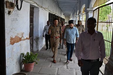 आज दिनांक 21.06.2026 को आयोजित NEET (UG)-2026 परीक्षा के सफल एवं निष्पक्ष संचालन हेतु @dmayodhya व #SSP_अयोध्या द्वारा परीक्षा केन्द्रों का निरीक्षण कर सुरक्षा एवं व्यवस्थाओं का जायजा लिया गया व संबंधित अधिकारियों/कर्मचारियों को आवश्यक दिशा-निर्देश दिये गये।
#UPPolice https://t.co/unxwBAlh8n