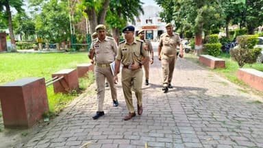 राष्ट्रीय परीक्षा एजेंसी द्वारा आयोजित नीट-यूजी पुनर्परीक्षा को शुचितापूर्ण, पारदर्शी एवं नकलविहीन सम्पन्न कराने हेतु पुलिस अधीक्षक नगर @IPSAmrit_Jain द्वारा परीक्षा केन्द्रों का निरीक्षण कर सम्बन्धित को दिए आवश्यक दिशा-निर्देश।
#UPPolice https://t.co/yLlxhIaYFf