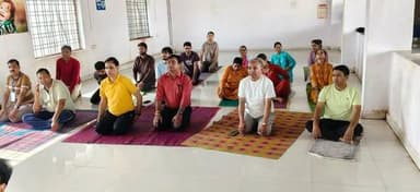 अंतर्राष्ट्रीय योग दिवस पर जिला चिकित्सालय में सामूहिक योगाभ्यास, स्वास्थ्य एवं ऊर्जा का संदेश
------
#श्योपुर-/ 12वें अंतर्राष्ट्रीय योग दिवस के अवसर पर जिला चिकित्सालय श्योपुर के एनआरसी परिसर में प्रातःकाल सामूहिक योग एवं प्राणायाम कार्यक्रम का आयोजन किया गया। कार्यक्रम में चिकित्सालय के वरिष्ठ अधिकारियों सहित विभिन्न विंगों के अधिकारी एवं कर्मचारियों ने सहभागिता की।
कार्यक्रम का शुभारंभ योग की महत्वपूर्ण श्रृंखला सूर्य नमस्कार से किया गया, जिसमें उपस्थित सभी अधिकारी एवं कर्मचारियों ने सहभागिता की। इसके पश्चात विभिन्न योगासन, प्राणायाम एवं स्ट्रेचिंग अभ्यास कराए गए। योगाभ्यास के माध्यम से शारीरिक एवं मानसिक स्वास्थ्य के महत्व को रेखांकित किया गया।
इस अवसर पर सिविल सर्जन डॉ. एस.एन. बिंदल, पैथोलॉजिस्ट डॉ.आर.बी.गोयल , आर.एम.ओ.डॉ.गजेंद्र सिंह धाकड़ एवं सहायक प्रबंधक सहित चिकित्सालय के चिकित्सक, डेंटिस्ट, सुपरवाइजर, रेडियोग्राफर, नर्सिंग स्टाफ एवं अन्य कर्मचारियों ने सहभागिता की।
कार्यक्रम में विशेष रूप से रेडियोग्राफर श्री गजेन्द्र सिंह चौबे एवं एएनएम सोनाली सक्सेना द्वारा योग के विभिन्न आसनों का विधिवत प्रशिक्षण एवं अभ्यास कराया गया।
इस अवसर पर उपस्थित अधिकारियों एवं कर्मचारियों को संबोधित करते हुए सिविल सर्जन डॉ. एस.एन. बिंदल ने कहा कि योग केवल एक दिवस का कार्यक्रम नहीं, बल्कि स्वस्थ जीवनशैली अपनाने का सशक्त माध्यम है। उन्होंने कहा कि अस्पताल जैसे व्यस्त एवं तनावपूर्ण कार्यस्थल पर मानसिक एवं शारीरिक स्वास्थ्य बनाए रखने के लिए प्रत्येक स्वास्थ्यकर्मी को योग को अपनी दैनिक दिनचर्या का हिस्सा बनाना चाहिए।
अंत में सभी ने “स्वस्थ कर्मचारी, स्वस्थ अस्पताल, उत्कृष्ट सेवा” के संकल्प के साथ नियमित योगाभ्यास करने का संदेश दिया।
-
CM Madhya Pradesh
Jansampark Madhya Pradesh
Department of Ayush, Madhya Pradesh
Directorate of Health Services, Madhya Pradesh
#JansamparkMP
#sheopur