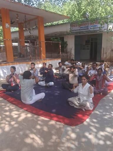 सामुदायिक स्वास्थ्य केंद्र विजयपुर में सामूहिक योगाभ्यास कार्यक्रम आयोजित
------
#श्योपुर-/ कलेक्टर सुश्री शीला दाहिमा के मार्गदर्शन में अंतरराष्ट्रीय योग दिवस पर सामुदायिक स्वास्थ्य केन्द्र, विजयपुर में सामूहिक योगाभ्यास कार्यक्रम आयोजित किया गया।
इस अवसर पर सभी अधिकारीगण, चिकित्सक, स्वास्थ्यकर्मी एवं अन्य कर्मचारियों ने सहभागिता करते हुए सामूहिक योगाभ्यास किया।
इस अवसर पर चिकित्सा अधिकारी डॉ अरविन्द किरार ने सभी उपस्थित अधिकारी कर्मचारियों को योगाभ्यास कराने के साथ योग के महत्त्व पर प्रकाश ड़ालते हुए सभी को बताया की योग हमारी प्राचीन भारतीय संस्कृति की अमूल्य धरोहर है, जो हमें शारीरिक, मानसिक एवं आध्यात्मिक रूप से स्वस्थ एवं संतुलित जीवन जीने की प्रेरणा देता है। नियमित योगाभ्यास से अनेक बीमारियों की रोकथाम के साथ-साथ सकारात्मक सोच एवं कार्यक्षमता में भी वृद्धि होती है।
-
CM Madhya Pradesh
Jansampark Madhya Pradesh
#JansamparkMP
#sheopur