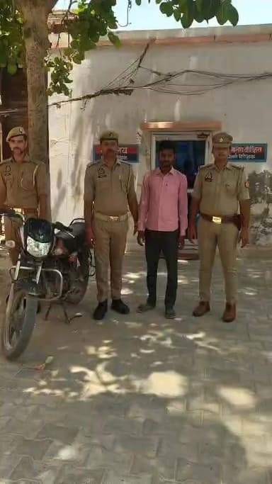 चोरी की मोटरसाइकिल के साथ अवागढ थाना पुलिस ने एक अभियुक्त किया गिरफ्तार