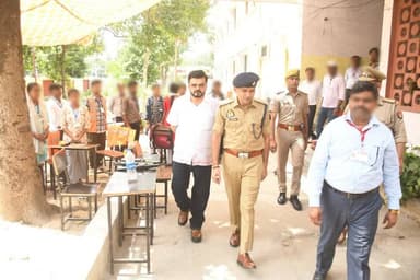 जिलाअधिकारी रामपुर एवं #एसपी_रामपुर द्वारा राष्ट्रीय पात्रता सह प्रवेश परीक्षा (NEET) को सकुशल, निष्पक्ष एवं पारदर्शी ढंग से सम्पन्न कराने के उद्देश्य से परीक्षा केन्द्रो का भ्रमण कर परीक्षाकक्ष, परीक्षा केन्द्रों पर स्थापित सीसीटीवी कैमरों, प्रवेश द्वारों पर की जा रही सघन चेकिंग, सीसीटीवी कंट्रोल रूम, स्ट्रांग रूम एवं अन्य सुरक्षा प्रबंधों का भी जायजा लेकर सम्बन्धित को आवश्यक दिशा निर्देश दिये गये ।
#UPPolice
#RampurPolice