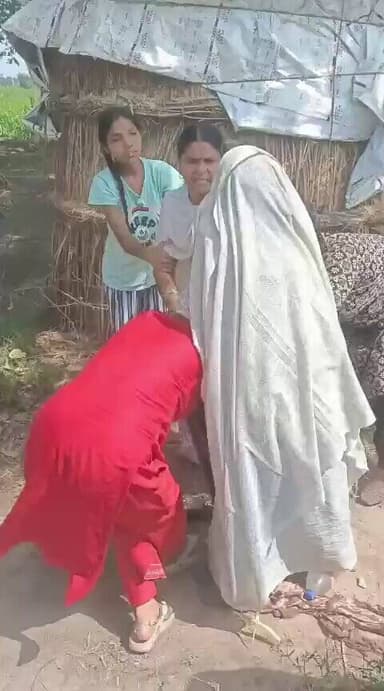 #बुलंदशहर में बदमाशों के हौसले बुलंद थाना कोतवाली नगर खुर्जा के ग्राम भैंडोर में पहले बदमाश महिलाओं पर हमला करते हैं और तमंचे ले जाकर महिलाओं को मुकदमा वापस लेने के लिए डराते धमकाते है FIR दर्ज होने के बावजूद भी पुलिस अपराधियों को नहीं कर रही है अरेस्ट, आखिर पुलिस क्यों बैठी है https://t.co/d1LsxEJdwv