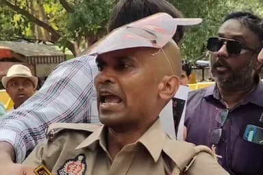 दिल्ली: जंतर-मंतर पर कॉकरोच पार्टी का एक समर्थक पुलिस की वर्दी पहनकर विरोध-प्रदर्शन में पहुंचा और नारे लगाने लगा. इसके कुछ ही देर बाद, दिल्ली पुलिस ने उसे हिरासत में ले लिया.
@dpradhanbjp @EduMinOfIndia @abhijeet_dipke @Cockroachisback #NewsLeader https://t.co/uKV7bZex15