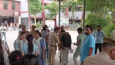 नोएडा में NEET की परीक्षा को लेकर पुलिस प्रशासन अलर्ट, कड़ी चेकिंग के बाद परीक्षा में जाते हुए परीक्षार्थी। जिले में आज 11302 परीक्षार्थी देंगे NEET की परीक्षा। @noidapoilce
#NEET #exam https://t.co/1RAVLi9cSz