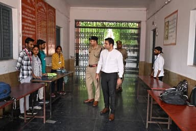 #bandapolice जिलाधिकारी बांदा व पुलिस अधीक्षक बांदा #पलाश_बंसल द्वारा नीट परीक्षा-2026 को सकुशल सम्पन्न कराए जाने हेतु जनपद के विभिन्न परीक्षा केंद्रों का भ्रमण/निरीक्षण कर सम्बन्धित को आवश्यक दिशा-निर्देश दिए गए।
#UPPolice https://t.co/6LFEvc0xBK