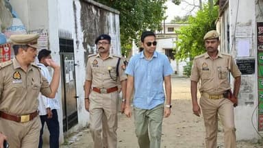 📝 नीट परीक्षा केंद्रों का डीएम और एसपी ने किया निरीक्षण
#देवरिया, 21 जून।
जनपद में आयोजित नीट परीक्षा के दौरान जिलाधिकारी मधुसूदन हुल्गी और पुलिस अधीक्षक अभिजीत आर. शंकर ने विभिन्न परीक्षा केंद्रों का निरीक्षण कर व्यवस्थाओं का जायजा लिया। अधिकारियों ने परीक्षा को पूरी शुचिता, पारदर्शिता और शांतिपूर्ण वातावरण में संपन्न कराने के निर्देश दिए।
निरीक्षण के दौरान डीएम और एसपी ने राजकीय इंटर कॉलेज, देवरिया, शिवाजी इंटर कॉलेज, खुखुंदू तथा जनता इंटर कॉलेज, सोनूघाट का भ्रमण किया। इस दौरान सुरक्षा व्यवस्था, अभ्यर्थियों की प्रवेश प्रक्रिया और परीक्षा संचालन से जुड़ी व्यवस्थाओं का अवलोकन किया गया।
जिलाधिकारी ने कहा कि परीक्षा की निष्पक्षता और पवित्रता बनाए रखना सर्वोच्च प्राथमिकता है। उन्होंने संबंधित अधिकारियों को सभी निर्धारित प्रोटोकॉल का सख्ती से पालन सुनिश्चित कराने के निर्देश दिए।
वहीं पुलिस अधीक्षक ने बताया कि परीक्षा को शांतिपूर्ण और सकुशल संपन्न कराने के लिए सभी केंद्रों पर पर्याप्त पुलिस बल तैनात किया गया है। सुरक्षा व्यवस्था पूरी तरह चाक-चौबंद है और संदिग्ध गतिविधियों पर लगातार नजर रखी जा रही है।
#Deoria #NEETExam #DeoriaNews #DeoriaPost #NEET2026 #MadhusudanHulgi #AbhijeetRShankar #ExamSecurity #DeoriaUpdate