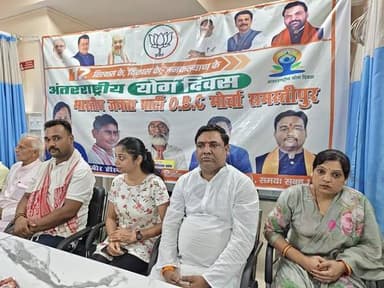 अंतर्राष्ट्रीय योग दिवस के अवसर पर भाजपा ओ.बी.सी मोर्चा के जिला अध्यक्ष गौड़ी शंकर के नेतृत्व में संत कवीर हॉस्पिटल #दलसिंहसराय परिसर में योग शिविर का आयोजन किया गया।
इस अवसर पर योग गुरु महंत राम विलास दास, डॉ.सौम्या किशोर ( नेचुरोपैथी और योग विशेषज्ञ) परामर्शदाता डॉ.राज कुमार साह जिला प्रवक्ता ओ.बी.सी मोर्चा, डॉ.मीरा कुमारी, डॉ.अमित कुमार योग गुरु रामश्रय प्रसाद सिंह, दीपक कौशल संजय कुमार जी एडवोकेट इंद्रदेव जी, आदित्य, डॉ.अभिषेक आनंद, धर्मेंद्र, रोहन, राहुल, संगम, परीक्षण, सुभम, दीपांशु, रोहित, सत्यम, रवि, रौशन, संतोष, राजा, कृष, प्रिंस, फैजल, बादल, अंकुश, विक्की, रितेश, अंकित, अमित, विनय, राहुल, दीपक, विक्की, देवराज, विराट, रघुनाथ, संदीप, मो० सहनवाज, मो० मजरूफ, सम्मी, ललन, आदर्श, विष्णु, मुकेश, मनोहर, मो० हसन, मो० फैजान, मो० आदिल, मो० मुस्तफ़ा, मनीष, कुशेश्वर, प्यूष, प्रियांशु, माननी, राहुल, अमान, अभिषेक, नितीश, नितेश, करण, सुभाष, विशाल, नविन, निरंजन, दुर्गेश, रवि, संतोष, अभिषेक, मुस्कान, नितीश, अंकित, मनोज, रोहन, प्रभात, उदय, एवं अन्य कई लोग इस योग शिविर में भाग लिया।
आज की भागदौर भारी जिंदगी में स्वस्थ्य और संतुलित रहना किसी चुनौतियों से कम नही है ऐसे में योग एक ऐसी प्राचीन भारतीय पद्धति है जो शरीर, मन, आत्मा के बिच संतुलन बनाने में मदत करती है।