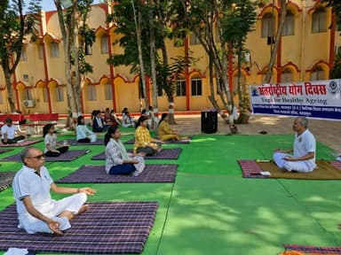 12 वां अंतरराष्ट्रीय योग दिवस के अवसर पर जिला एवं सत्र न्यायालय परिसर में योग किया गया। जिला विधिक सेवा प्राधिकरण अध्यक्ष एवं प्रधान जिला सत्र न्यायाधीश श्रीमती अनिता डहरिया के मार्गदर्शन में न्यायाधीशो, अधिवक्तागणो एवं न्यायालयीन अधिकारी-कर्मचारियों द्वारा योगाभ्यास किया गया। इस अवसर पर जिला विधिक सेवा प्राधिकरण की प्रभारी सचिव तथा मुख्य न्यायिक मजिस्ट्रेट सुश्री चेतना ठाकुर,अतिरिक्त सत्र न्यायाधीश श्रीमती मोनिका जायसवाल, द्धितीय अपर सत्र न्यायाधीश श्री आनंद बोरकर, तृतीय अपर सत्र न्यायाधीश चन्द्रकला देवी साहू, सिविल न्यायाधिश अरूण कुमार नोरगे, आदित्य जैन, पारूल साय सहित अधिवक्तागण, न्यायालयीन अधिकारी एवं कर्मचारी मौजूद थे।
#yogaday #12thyogadaye #chhattisgarh #mahasamund