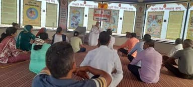 शिव स्मृति सरोवर पीलीबंगा में अंतरराष्ट्रीय योग दिवस पर विशेष कार्यक्रम आयोजित
L.b. Bhakhar #Lalbahadurbhakharjournalist
पीलीबंगा/हनुमानगढ :- #लालबहादुर_भाखर पीलीबंगा के शिव स्मृति सरोवर में प्रजापिता ब्रह्माकुमारी ईश्वरीय विश्व विद्यालय स्थानीय शाखा द्वारा अंतरराष्ट्रीय योग दिवस के अवसर पर एक भव्य योग कार्यक्रम का आयोजन किया गया। इस विशेष शिविर में बड़ी संख्या में क्षेत्र के प्रबुद्ध नागरिकों और साधकों ने भाग लेकर योग और राजयोग का अभ्यास किया। कार्यक्रम के दौरान भारत के माननीय प्रधानमंत्री नरेंद्र मोदी और राजस्थान के माननीय मुख्यमंत्री भजनलाल शर्मा के स्वस्थ एवं सशक्त भारत के विजन की मुक्त कंठ से सराहना की गई। वक्ताओं ने कहा कि शीर्ष नेतृत्व के प्रयासों से आज भारतीय संस्कृति और योग की अमूल्य धरोहर पूरे विश्व को निरोगी रहने की नई राह दिखा रही है। इस अवसर पर ब्रह्माकुमारी संस्थान की स्थानीय प्रभारी बीके रानी बहन ने अपने विशेष संदेश में उपस्थित जनसमूह को प्रेरित करते हुए कहा कि केवल शारीरिक कसरत ही योग नहीं है बल्कि मन को परमात्मा की याद से जोड़कर आंतरिक शांति और सकारात्मक ऊर्जा प्राप्त करना ही सच्चा राजयोग है। उन्होंने दैनिक जीवन में नियमित योग अपनाने और मानसिक रूप से सशक्त बनने का आह्वान किया जिसके बाद सभी साधकों ने विश्व शांति के लिए सामूहिक राजयोग का अभ्यास किया।
रिपोर्टर:- लालबहादुर भाखर संवाददाता
9875131305
7014718676