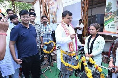 जनपद पंचायत पिछोर की ग्राम पंचायत खोड़ के धार महादेव मंदिर परिसर में आज जनचौपाल में प्रभारी मंत्री श्री प्रद्युम्न सिंह तोमर द्वारा हितग्राहियों को शासन की जनकल्याणकारी योजनाओं का लाभ पहुँचाया गया। उन्होंने संबल योजना में श्री चिल्लू जाटव को 4 लाख रुपये की सहायता राशि का चेक प्रदान किया गया। साथ ही, लाड़ली लक्ष्मी योजना के प्रमाण-पत्रों का वितरण, पात्र व्यक्तियों को वृद्धावस्था पेंशन का लाभ तथा स्कूली छात्र - छात्राओं को साइकिल वितरित की गईं।
प्रभारी मंत्री श्री तोमर ने अपने संबोधन में प्रत्येक पात्र व्यक्ति तक विकास योजनाओं को पहुँचाने की प्रतिबद्धता जताई।
CM Madhya Pradesh
Jansampark Madhya Pradesh
Pradhuman Singh Tomar
Collector Shivpuri
#shivpuri