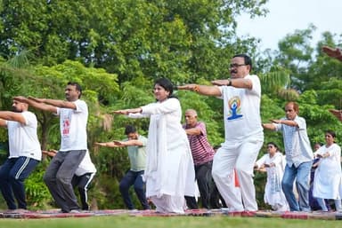 नगर पंचायत सरिया में आयोजित अंतर्राष्ट्रीय योग दिवस कार्यक्रम में छत्तीसगढ़ राज्य बाल अधिकार संरक्षण आयोग की अध्यक्ष डॉ. वर्णिका शर्मा मुख्य अतिथि के रूप में शामिल हुईं। उन्होंने कहा कि योग भारतीय संस्कृति की अमूल्य धरोहर है, जो शरीर और मन के संतुलित विकास का माध्यम है। योग को दैनिक जीवन का हिस्सा बनाकर ही स्वस्थ, सशक्त और समृद्ध भारत का निर्माण किया जा सकता है।
@chhattisgarhcmo
@dpr.chhattisgarh
#sarangarhdistrict
#योगदिवस2026