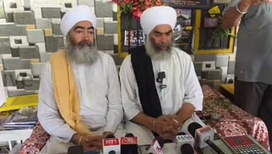 🚨 नगरासू गुरुद्वारा विवाद: 24 घंटे बाद भी नहीं निकला समाधान🚨
रुद्रप्रयाग। नगरासू स्थित गुरुद्वारे को लेकर शुरू हुआ विवाद 24 घंटे बाद भी जारी है। गुरुद्वारा परिसर में मौजूद निहंग सिखों और गुरुद्वारा प्रबंधन के बीच गतिरोध बना हुआ है।
गुरुद्वारा संचालकों के अनुसार, प्रशासन और प्रबंधन की ओर से लगातार निहंग सिखों से बातचीत की जा रही है, लेकिन अब तक कोई सहमति नहीं बन पाई है। निहंग सिख अपनी मांगों पर अड़े हुए हैं, जिसके चलते मामला अभी भी उलझा हुआ है।
स्थिति को देखते हुए गुरुद्वारा परिसर और आसपास सुरक्षा के कड़े इंतजाम किए गए हैं। पुलिस और अन्य सुरक्षा बल मौके पर तैनात हैं तथा प्रशासन पूरे घटनाक्रम पर नजर बनाए हुए है।
प्रशासन का कहना है कि विवाद का शांतिपूर्ण समाधान निकालने के लिए हरसंभव प्रयास किए जा रहे हैं। वहीं स्थानीय लोगों की निगाहें अब इस बात पर टिकी हैं कि आखिर इस गतिरोध का अंत कब होगा।
#Rudraprayag #Nagarasu #GurudwaraDispute #UttarakhandNews #BreakingNews #NihangSikh #RudraprayagPolice #UttarakhandUpdates #ViralNews #SocialMediaNews